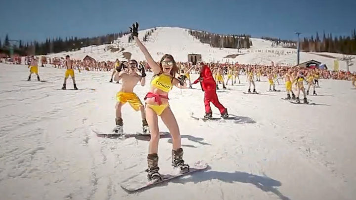 Video: 700 người mặc đồ bơi trượt tuyết tại Nga