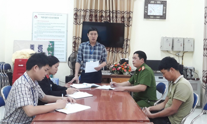 Đòi bỏ học, bé trai 10 tuổi bị cha xích vào cột điện ven đường