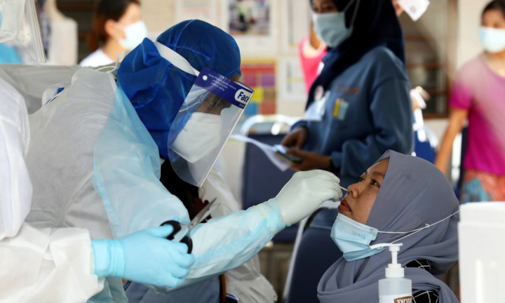 40 nhân viên y tế Malaysia mắc COVID-19 dù tiêm hai liều vaccine
