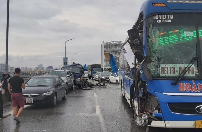4 ô tô tông liên hoàn, cầu Thăng Long kẹt cứng cả hai chiều