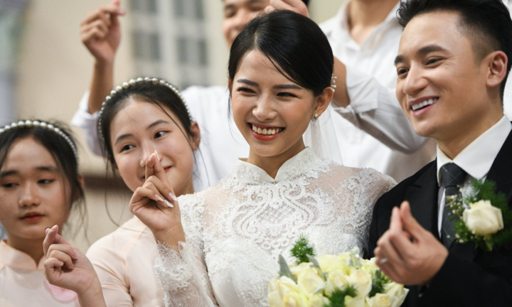 Vợ Phan Mạnh Quỳnh rạng ngời hạnh phúc trong Thánh lễ hôn phối