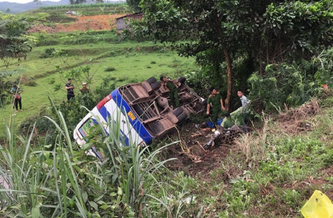 Ô tô chở công nhân lật ngửa sau va chạm xe máy, hơn 30 người thương vong