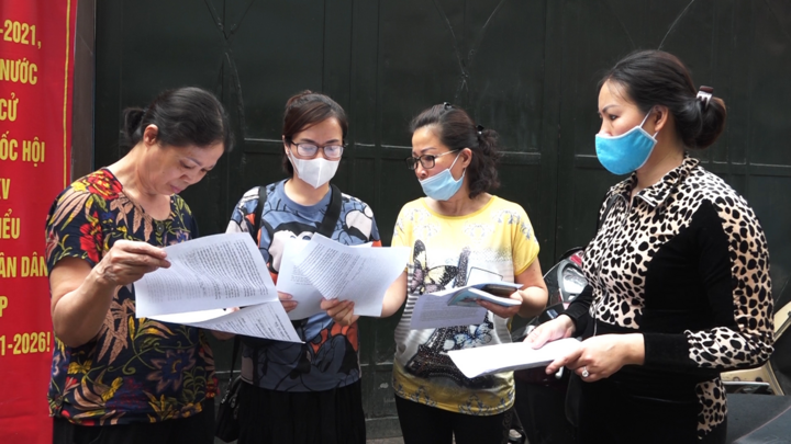 Video: Cô giáo dùng thước sắt đánh vào đầu học sinh ở Hà Nội bị kỷ luật