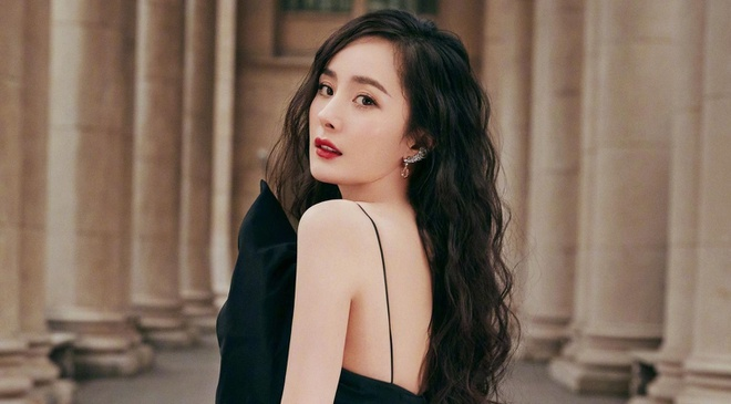 Tranh cãi chuyện Dương Mịch cúi đầu xin lỗi khi đến quay phim muộn