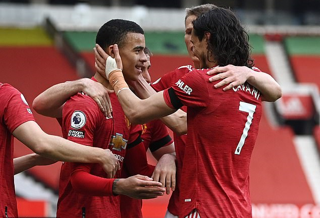 Đè bẹp Burnley, Man Utd quyết bám đuổi Man City