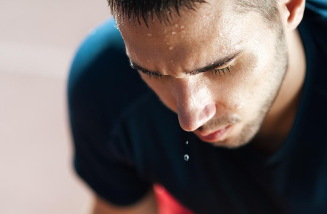 Vì sao nam giới thường đổ mồ hôi nhiều hơn phụ nữ?