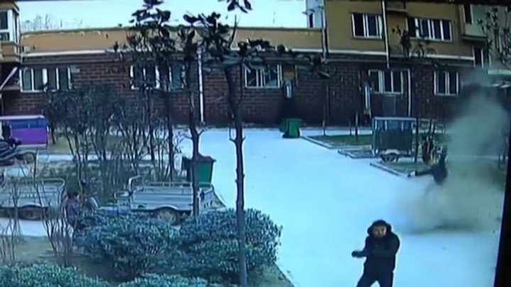 Video: Ném pháo vào miệng cống, bé trai bị hất văng lên không trung