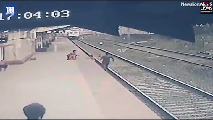 Video: Ngã xuống đường ray, em bé may mắn được cứu trước mũi tàu