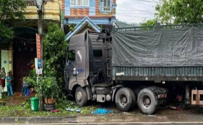 Container va chạm xe tải rồi lao vào nhà dân, 3 người thương vong