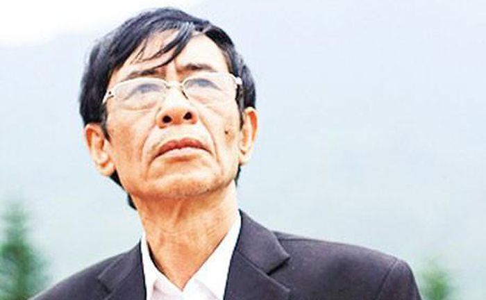 Có hai văn bản bài thơ 'Chiếc lá đầu tiên'