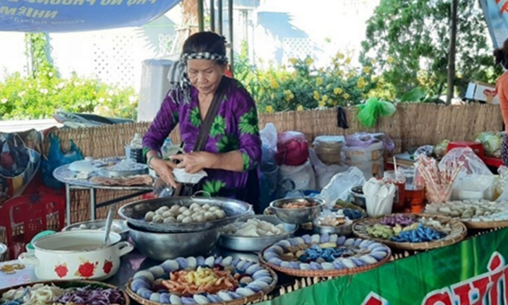 Cà Mau dâng 9 mâm bánh dân gian lên Quốc Tổ Hùng Vương