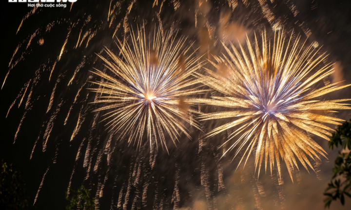 Ảnh: Pháo hoa tầm cao lung linh trên bầu trời Phú Thọ mừng ngày Giỗ Tổ