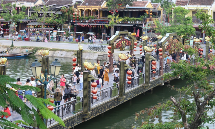 Ảnh: Phố cổ Hội An dập dìu du khách trong ngày Giỗ Tổ Hùng Vương