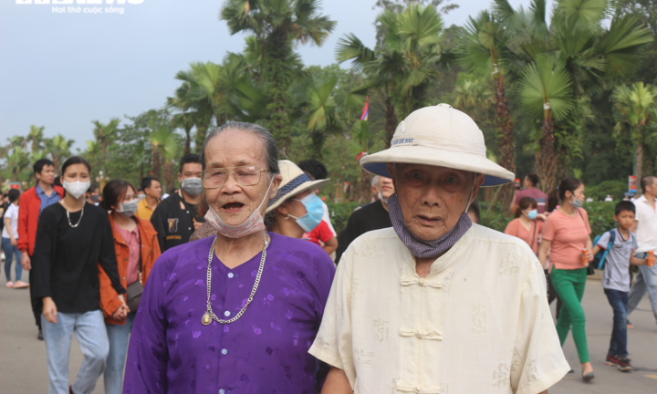 Cụ ông 90 tuổi dìu cụ bà vượt hơn trăm bậc đá dâng hương Vua Hùng