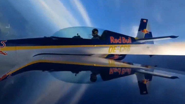 Video: Cặp đôi đam mê trình diễn mạo hiểm giữa không trung