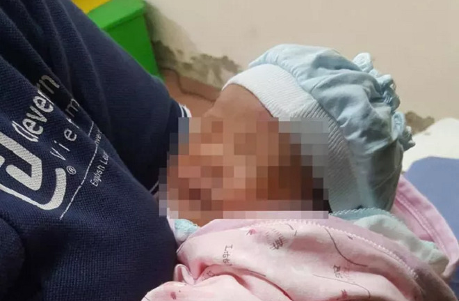 Bé gái sơ sinh bị bỏ rơi tại trạm y tế ở Hà Nội