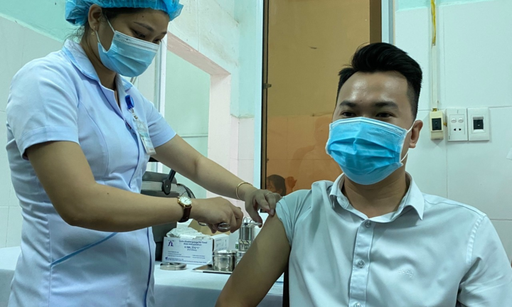 Quảng Nam tiêm 8.400 liều vaccine COVID-19 cho lực lượng tuyến đầu chống dịch 