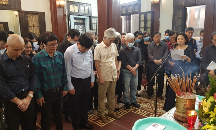 Người thân và đồng nghiệp tiễn đưa nhà thơ Hoàng Nhuận Cầm