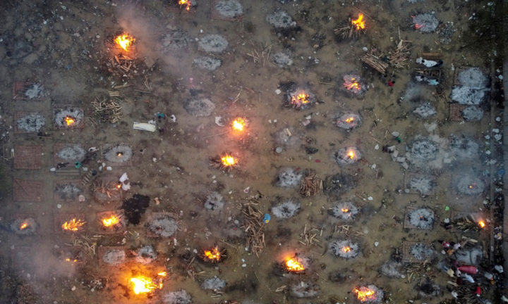 Video: Cảnh tượng ám ảnh trong những nhà hỏa táng chật kín chỗ ở Ấn Độ