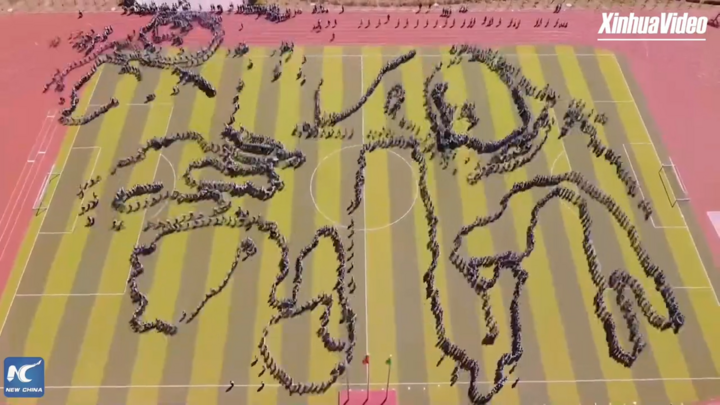 Video: Hơn 3000 học sinh xếp đội hình, chơi rắn săn mồi ở Trung Quốc