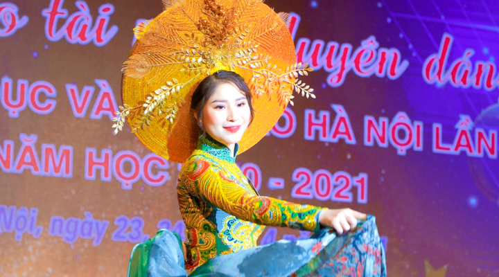 Ảnh: Nữ giáo viên Hà Nội xinh đẹp trổ tài múa hát như nghệ sĩ chuyên nghiệp