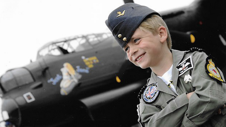 Video: Cậu bé 7 tuổi trở thành phi công trẻ nhất nước Anh