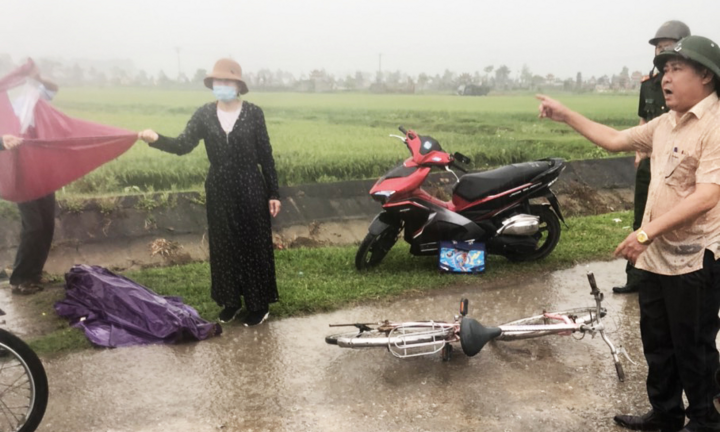 Học sinh lớp 4 ở Hà Tĩnh bị sét đánh chết trên đường đi học về