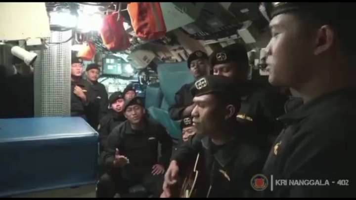 Video: Thủy thủ trên tàu ngầm Indonesia hát 'chào tạm biệt' trước thảm kịch 