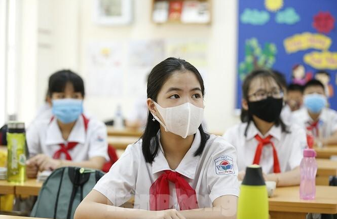 Diễn biến dịch COVID-19 phức tạp, Hà Nội yêu cầu học sinh đeo khẩu trang đi học