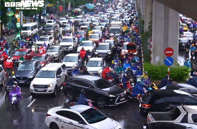 Ảnh: Hà Nội kẹt xe tứ phía, cây đổ ngổn ngang sau trận mưa lớn