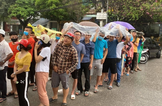 Người hâm mộ đội mưa chờ mua vé trận Thanh Hóa - HAGL