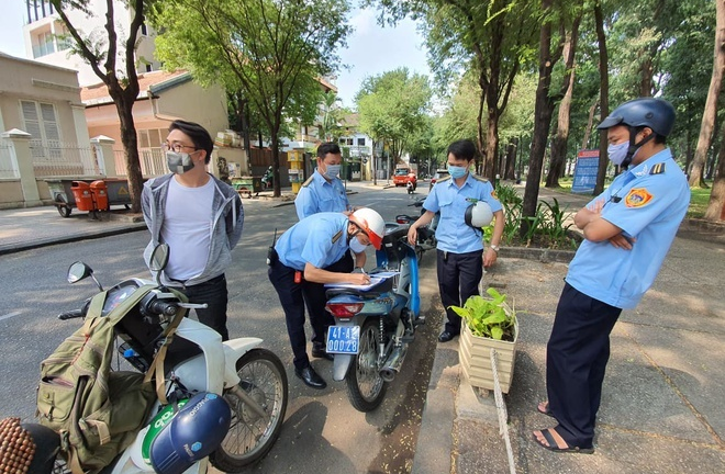 TP.HCM: Nhiều người phản ứng khi bị lập biên bản không đeo khẩu trang