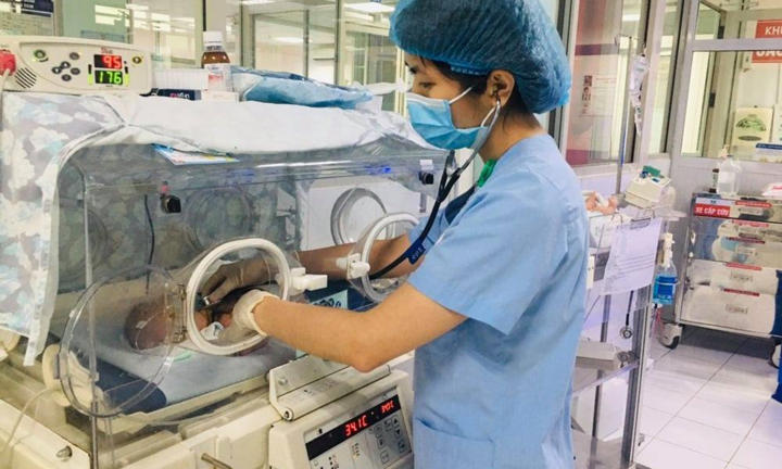Người nhà tự lấy kim khâu chích mụn nhọt, bé 15 ngày tuổi nhiễm trùng nặng