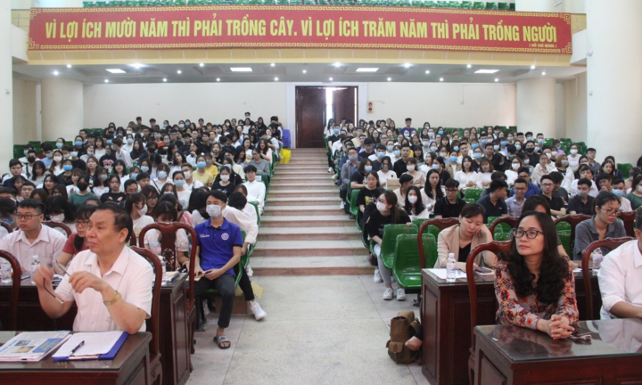 Đại học Kinh doanh và Công nghệ khai giảng lớp bồi dưỡng nhận thức về Đảng 2021