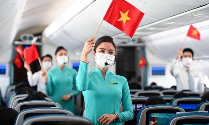 Vietnam Airlines tưng bừng kỷ niệm ngày 30/4 trên các chuyến bay