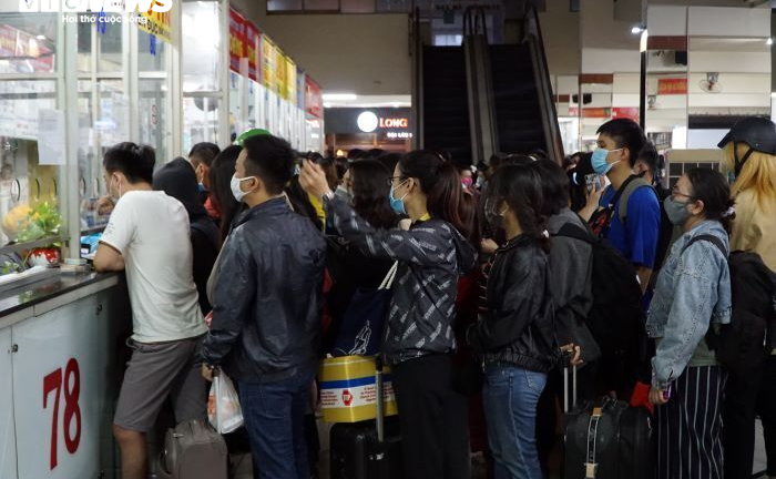 Ảnh: Người dân TP.HCM lỉnh kỉnh đồ đạc, xếp hàng dài mua vé ở Bến xe miền Đông