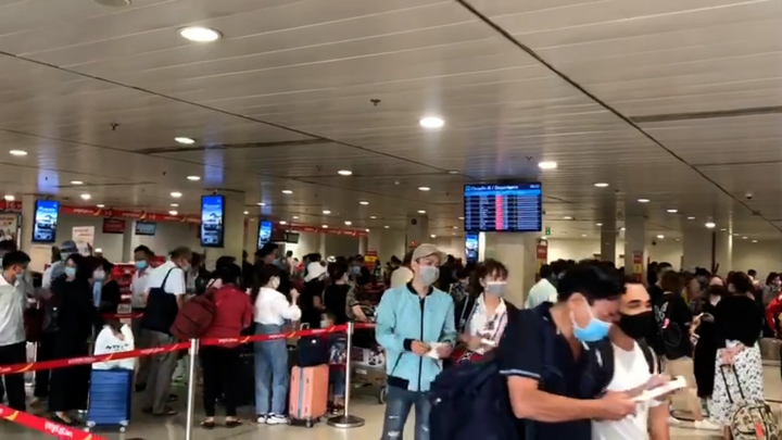 Video: Khách 'rồng rắn' nối đuôi nhau tại sân bay Tân Sơn Nhất dịp nghỉ lễ 30/4