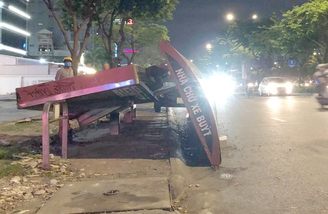 Nhà chờ xe buýt ở TP.HCM bất ngờ đổ sập xuống đường 