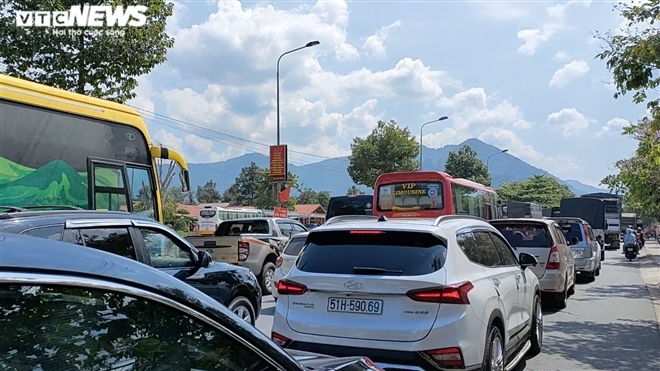 Tắc nghẽn đèo Bảo Lộc hơn 10km, đường lên Đà Lạt kẹt cứng