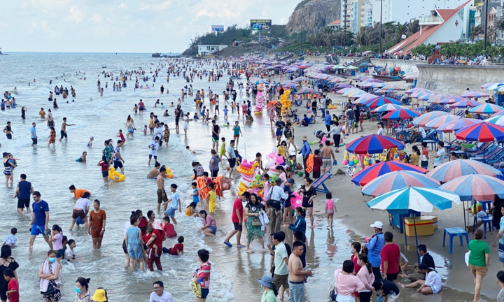 Ảnh: Biển Vũng Tàu đông nghẹt người, du khách phớt lờ quy định đeo khẩu trang