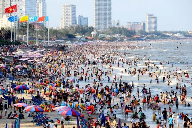 Giám đốc BV Thống Nhất lo sợ khi nhìn bãi biển ken đặc người không khẩu trang