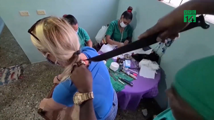 Video: 'Thần y' chữa bệnh bằng dao, búa ở Cuba