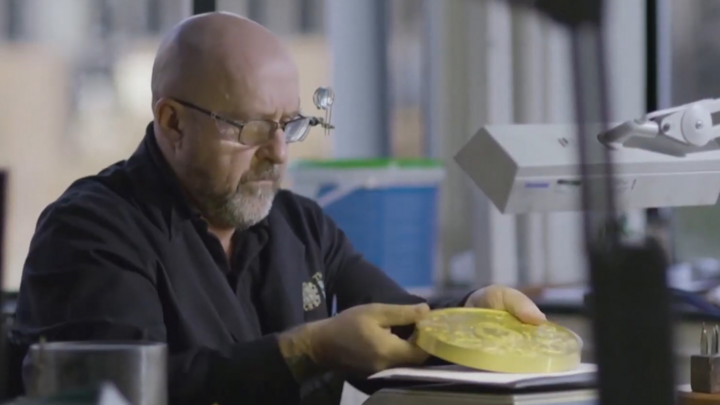 Video: Tôn vinh nữ hoàng Anh, xưởng đúc tiền ra mắt đồng xu nặng hơn 10 kg