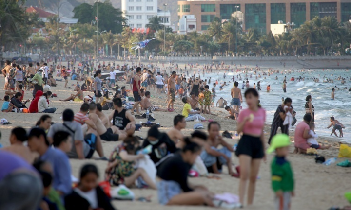 Bãi biển đông nghẹt người bất chấp dịch COVID-19, Bộ Y tế ra công điện khẩn