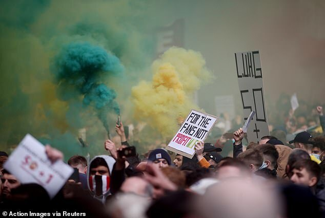 CĐV vào sân biểu tình, hoãn đại chiến Man Utd vs Liverpool 