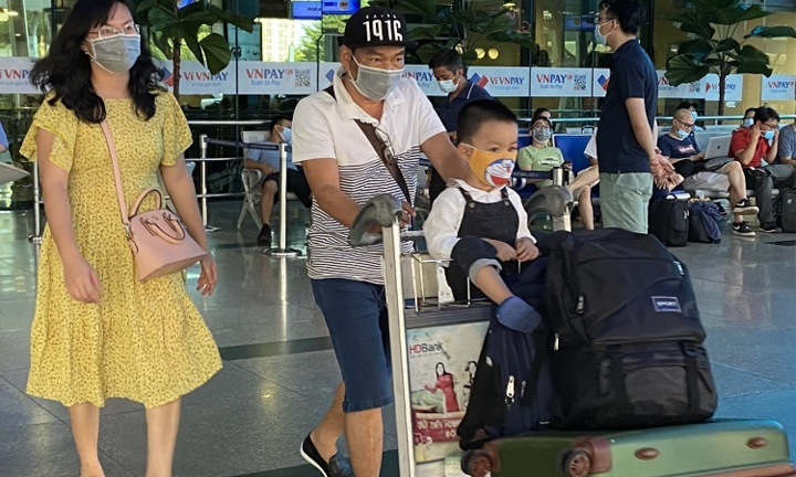 Sân bay, bến xe, bến phà ở TP.HCM thông thoáng ngày cuối kỳ nghỉ lễ