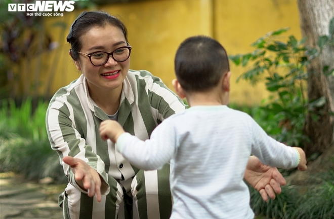 Nữ phạm nhân xót xa tổ chức sinh nhật đầu đời cho con trong trại giam