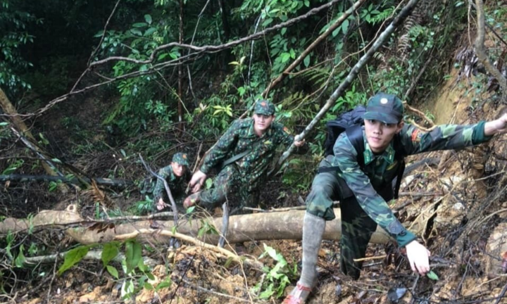 Ảnh: Bộ đội băng rừng, lội suối tạo 'lá chắn thép' ngăn COVID-19 ở vùng biên