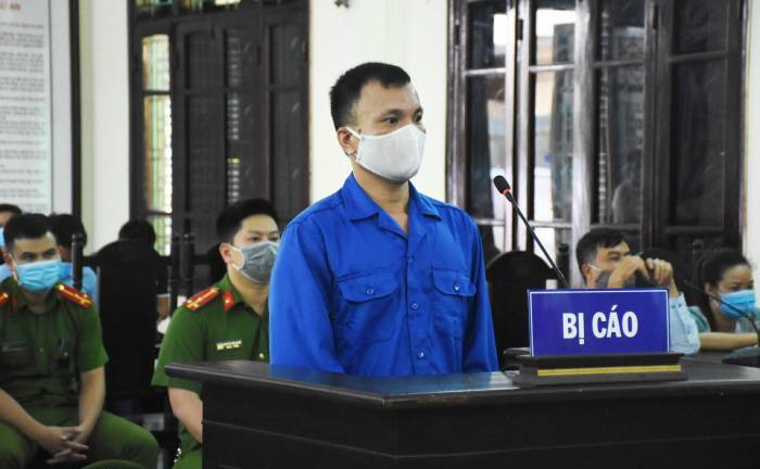 Ném vỡ kính xe khách, giang hồ Cường 'Dụ' và đàn em lĩnh án 30 tháng tù