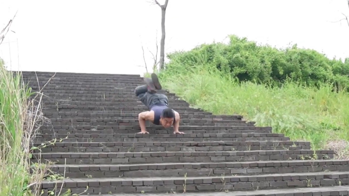 Video: Đầu bếp trình diễn 'kungfu bọ cạp' đi bậc thang bằng 2 tay